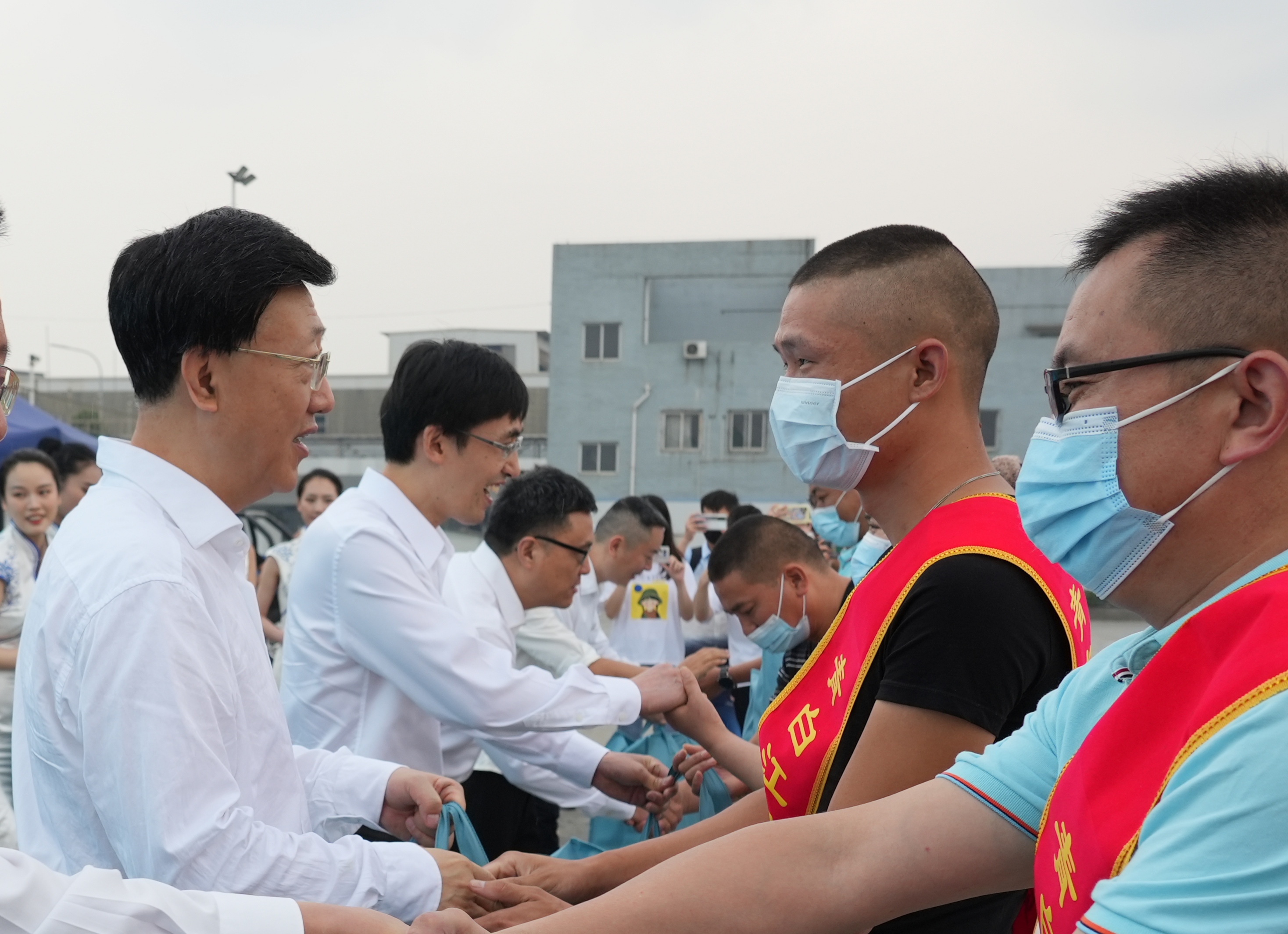 厅党组书记罗佳明为货车司机送上慰问品.jpg