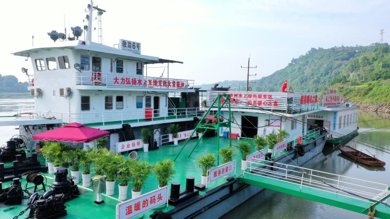 泸州水上绿色服务区.jpg
