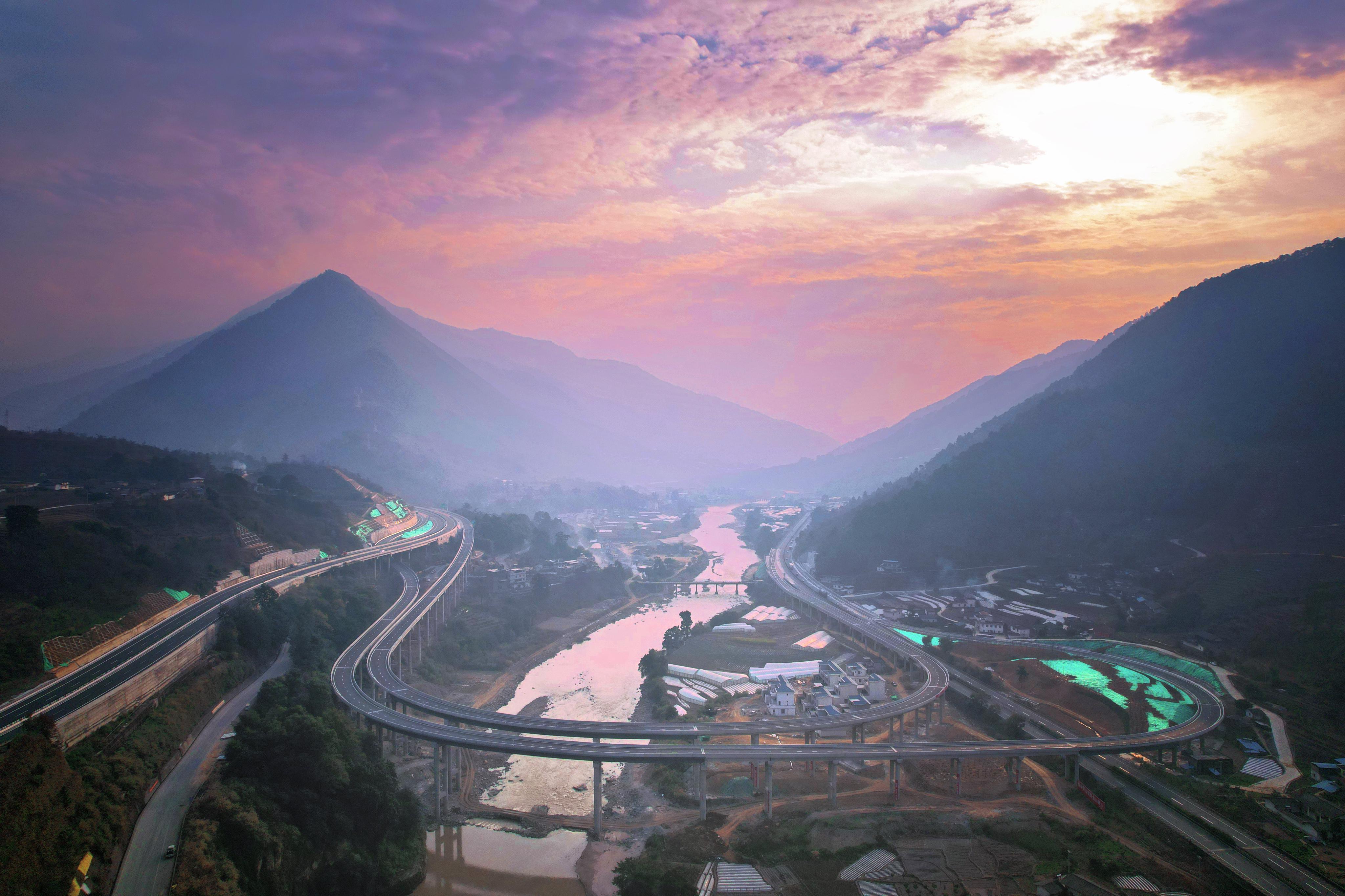 德昌至会理高速公路,沿江高速公路会理至会东段将建成通车 __中国交通