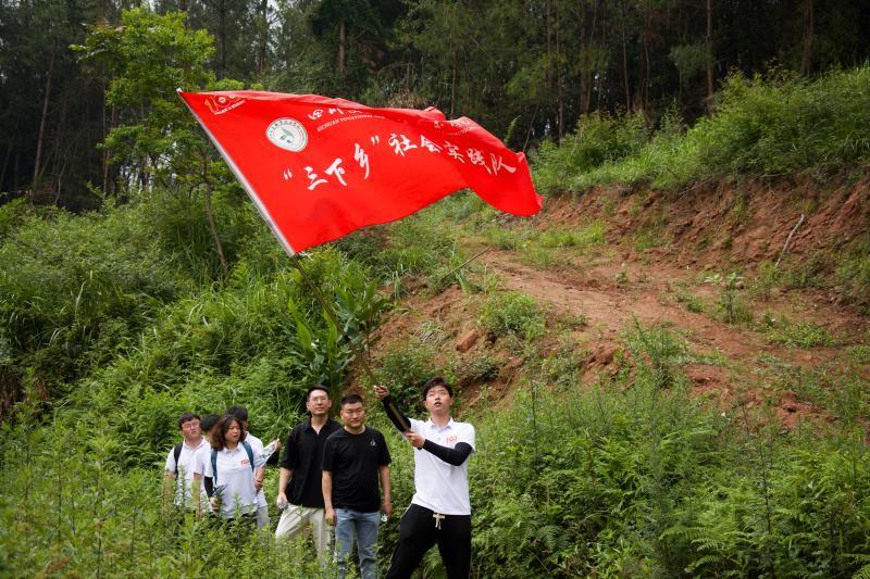 前往村里未开发景点拍摄.jpg
