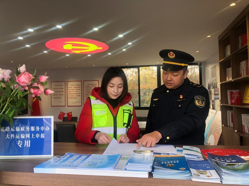 查看“暖心之家”留言簿，收集货车司机的工作建议。.jpg