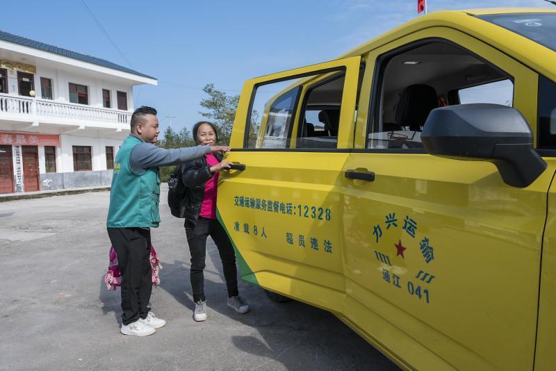 村民搭乘“小黄车”.jpg