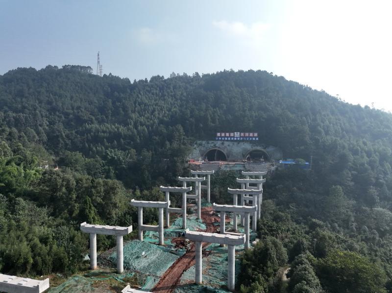 建设中的天邛高速（邓波  摄）.jpg