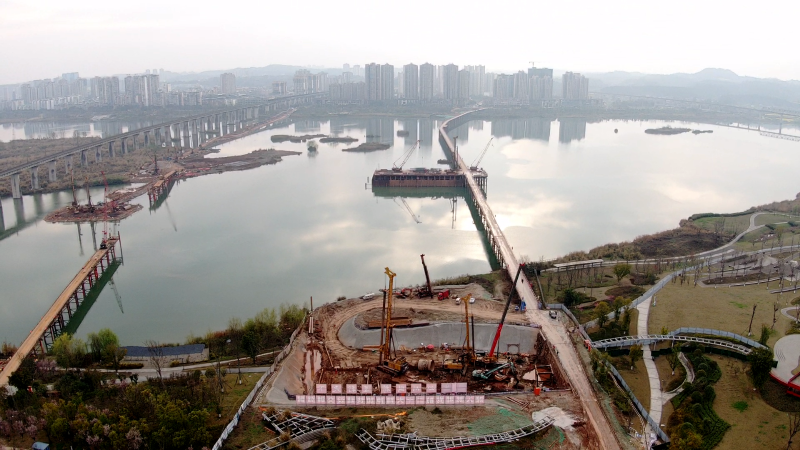 遂宁：涪江六桥水中首墩成功浇筑.png