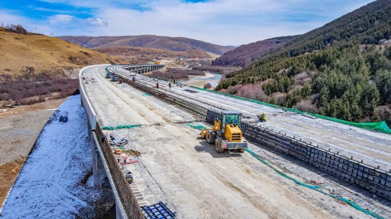 3月18日，久马高速公路多美林卡大桥施工现场.jpg