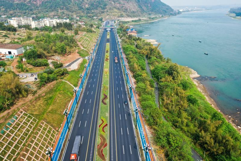 宜宾“最美沿江公路”——宜南快速路正式通车.jpg