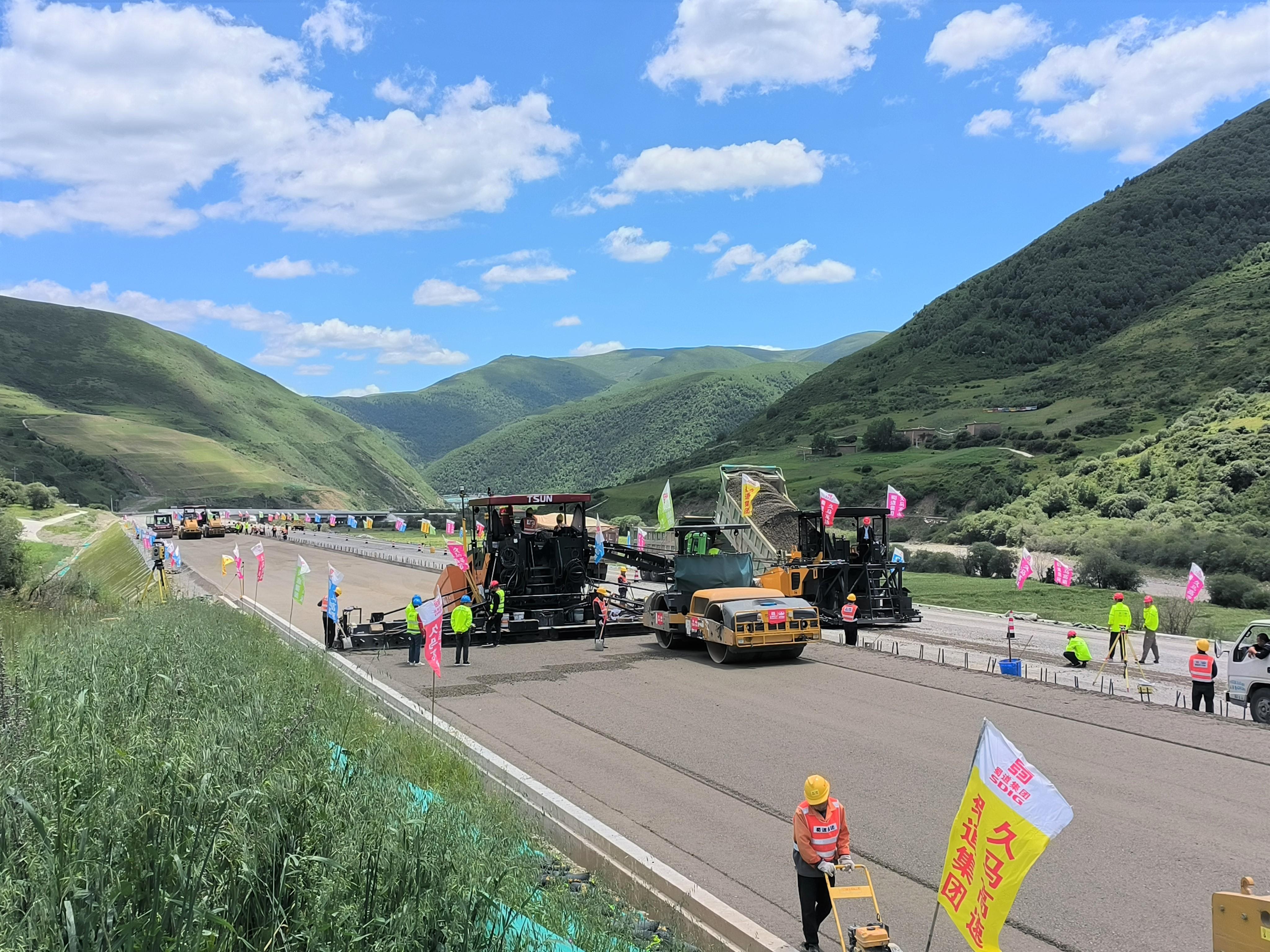 久马高速LM2-1标段顺利完成高原半湿润季冻区水稳基层抗裂示范段铺筑工作       （刘 俊  供）.jpg