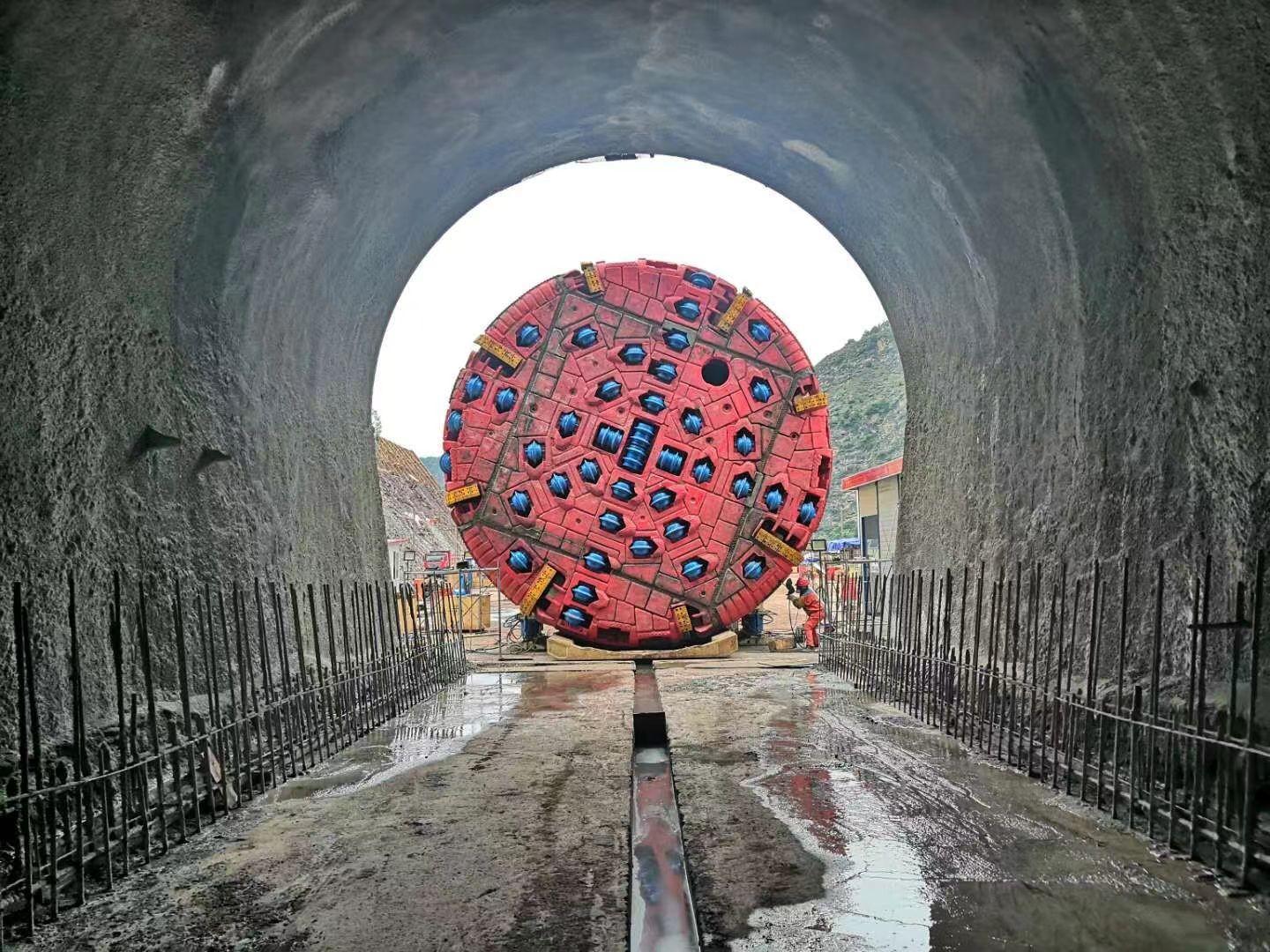 国内首座：乐山至西昌高速公路大凉山1号隧道TBM施工平导全线贯通.jpg