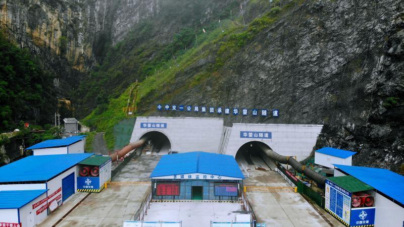 华蓥山隧道洞口，如同通往山那边的两扇门.jpg