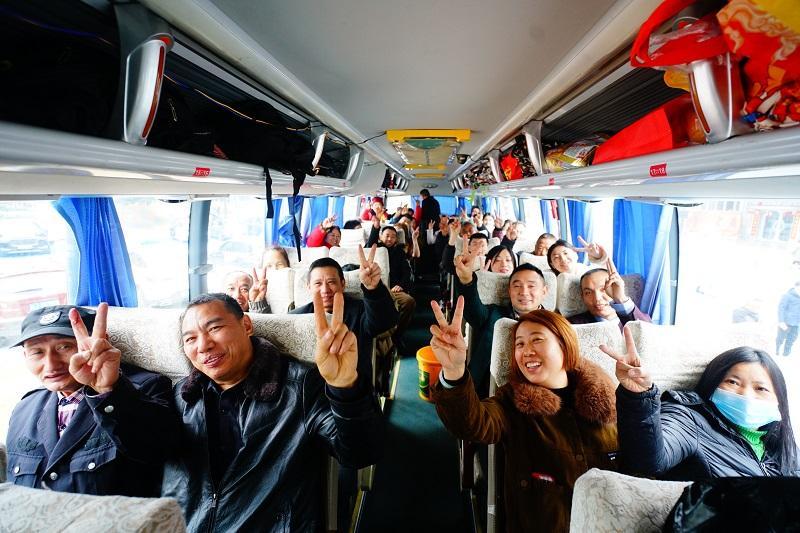 射洪市春运返岗专车     （何飞  摄）.jpg