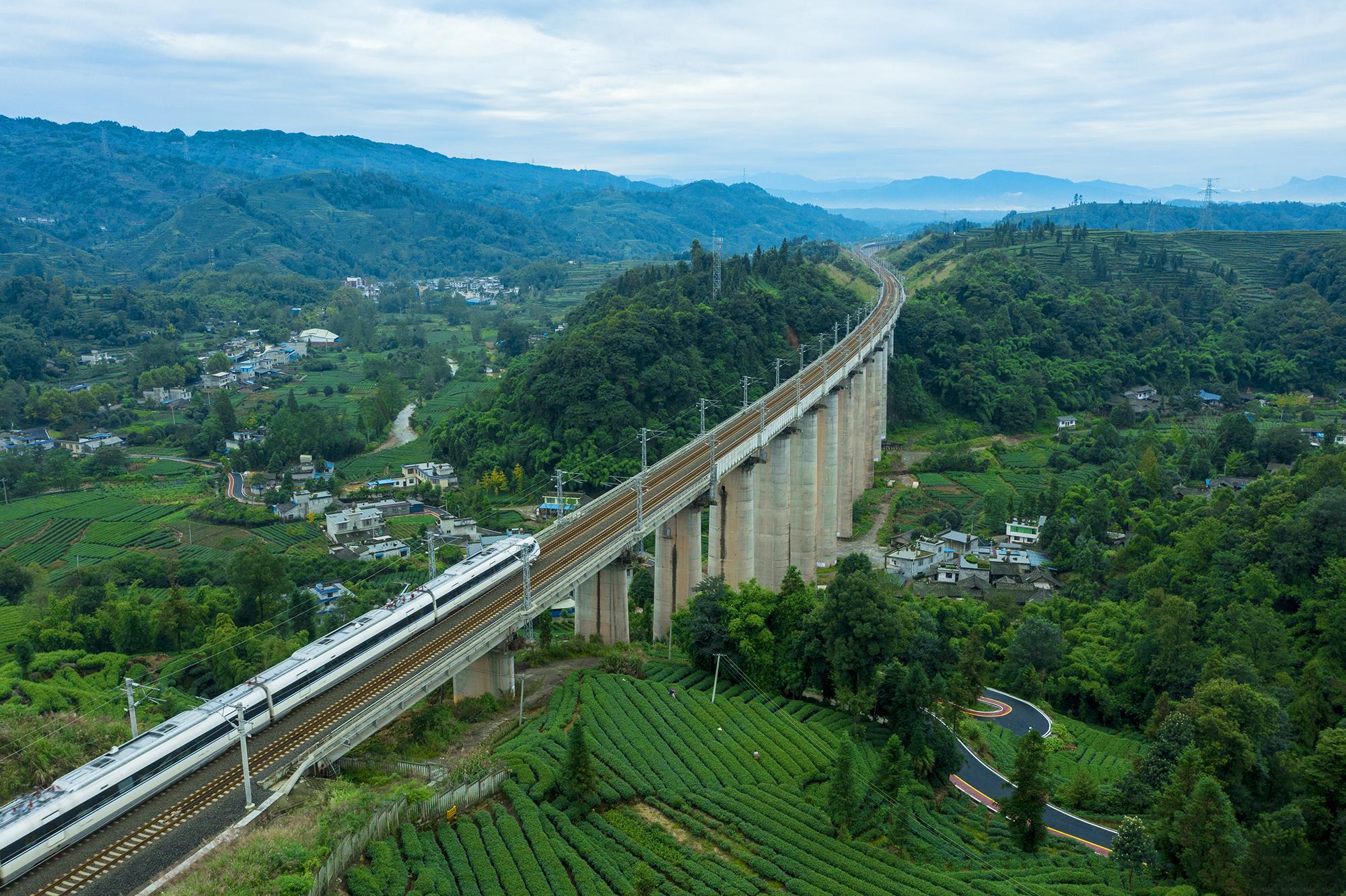 成雅铁路名山段    （韩毅  摄）.jpg
