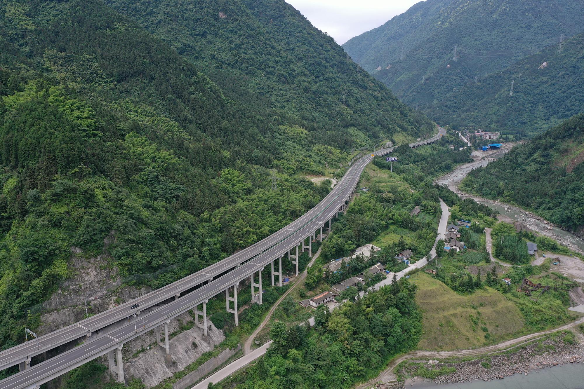 雅叶高速与国道318线在部分路段并驾齐驱   （韩毅  摄）.jpg