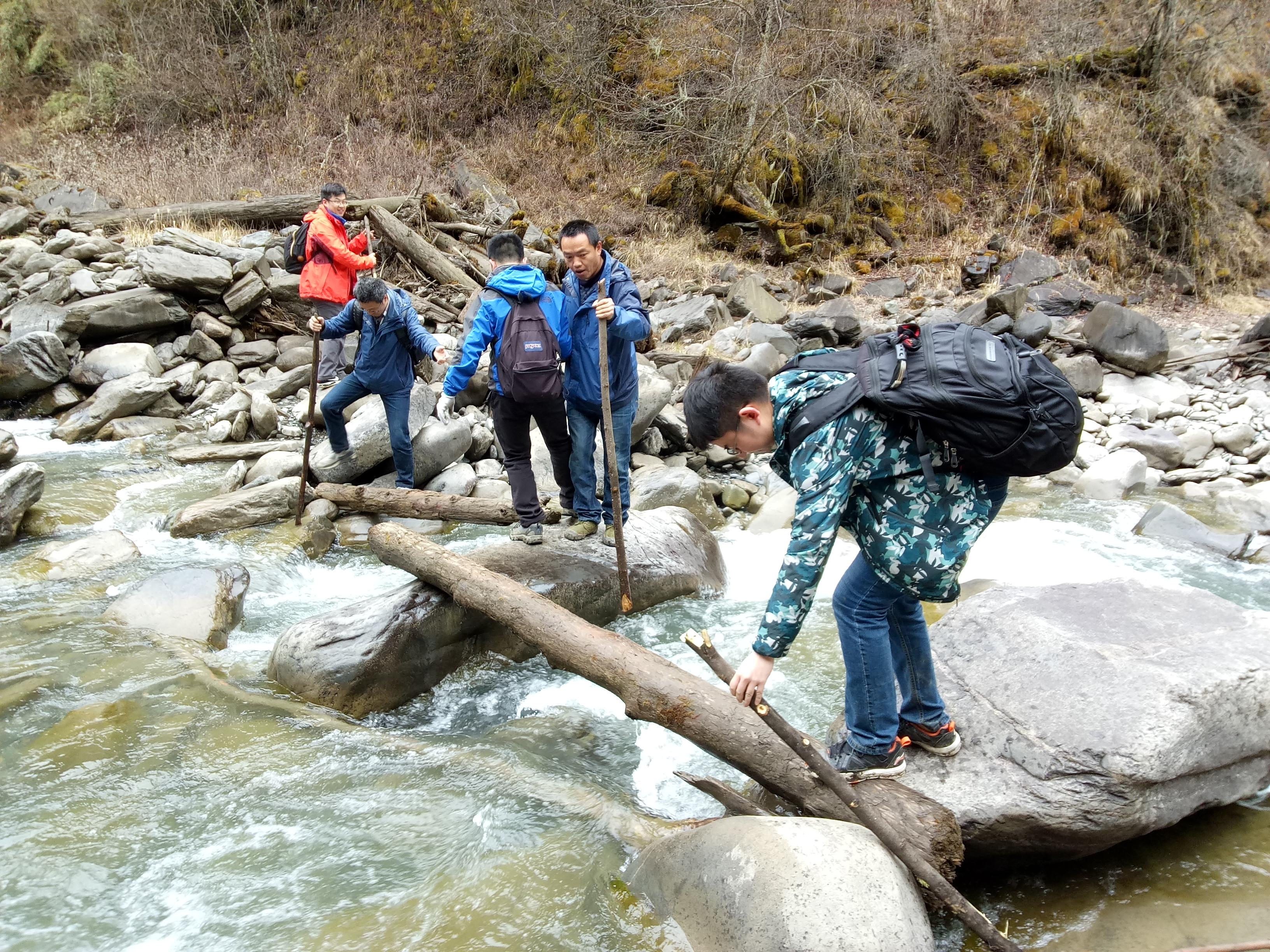 05逢山开路，遇水架桥，湍急的河流阻碍了团队踏勘的去路，大家就自建独木桥.jpg