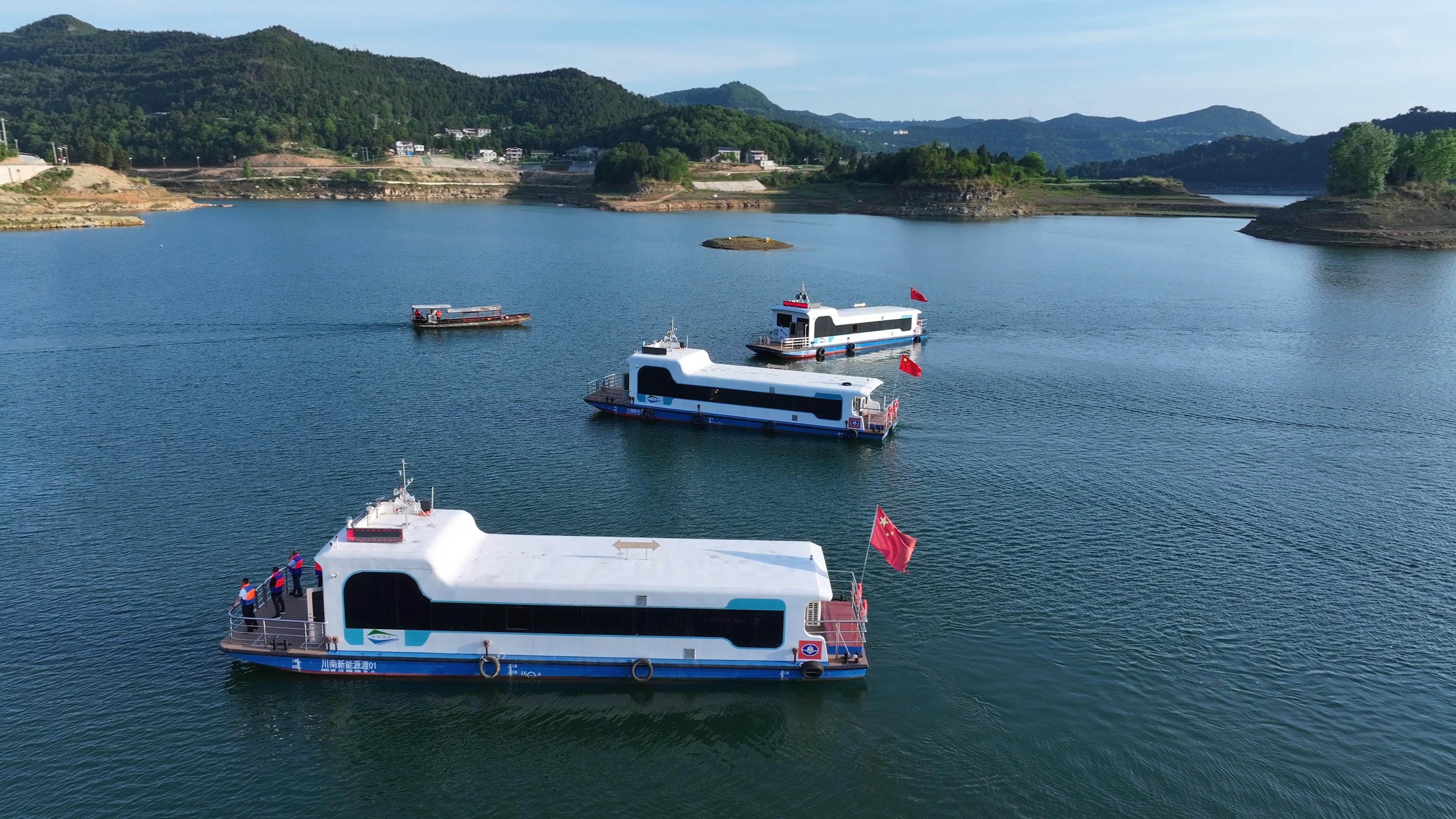 南部升钟湖张家河渡口新能源船.jpg