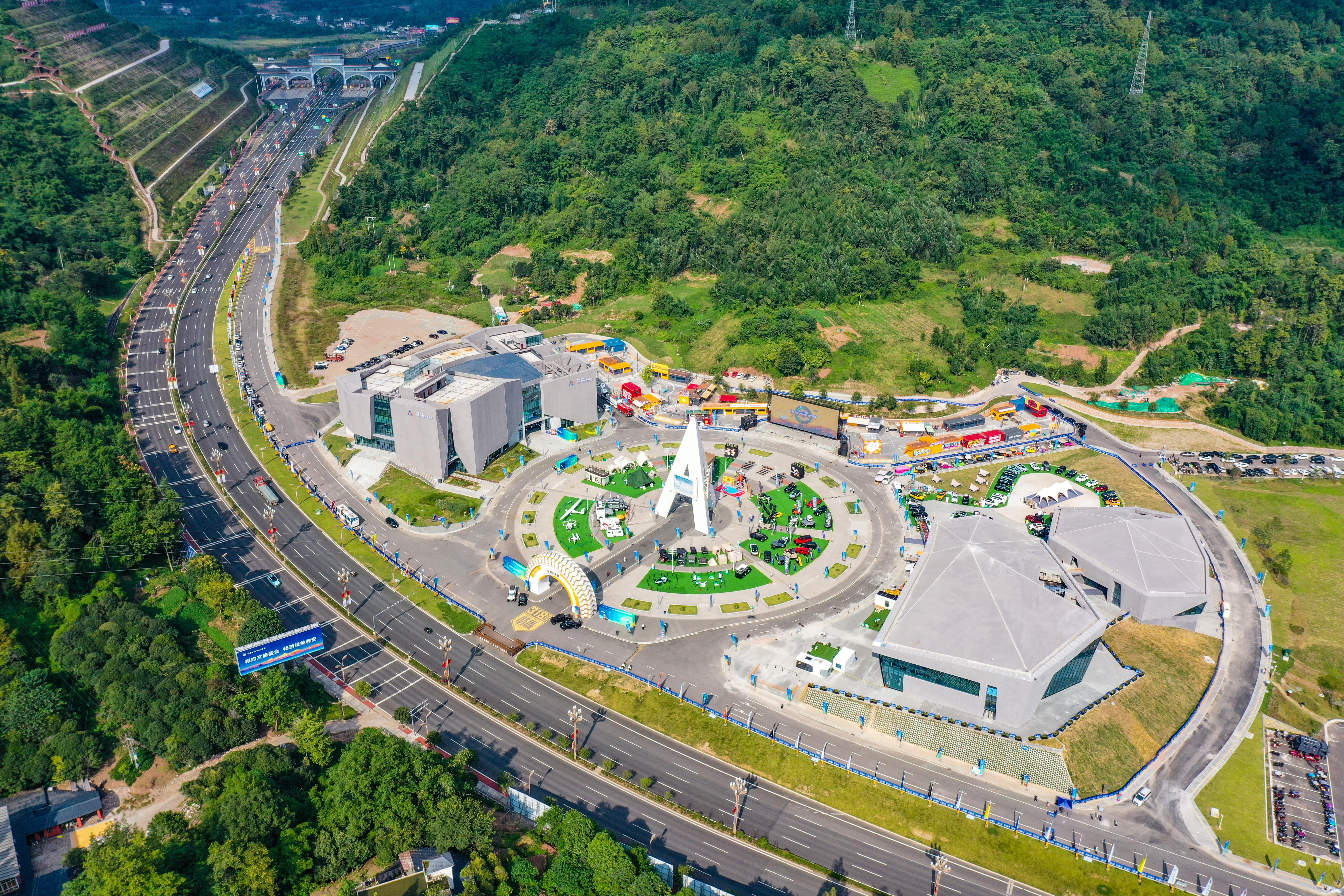 位于中国·雅安318自驾大本营内的318公路文化体验馆全景          （韩毅  摄）.jpg