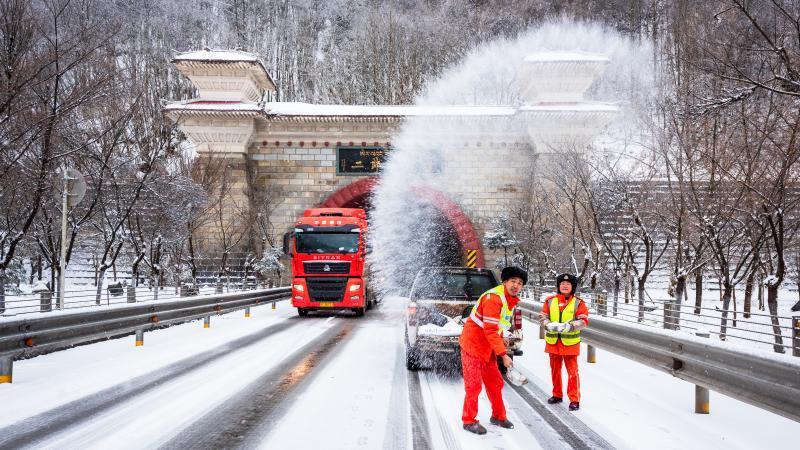二郎山隧道 隧道养护人员正在洒盐融雪 18908164096 余小刚.jpg