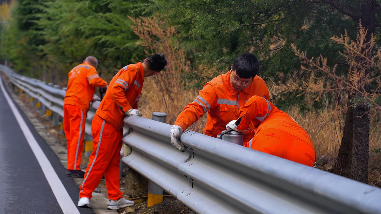 泸定公路分局养护人员修复318国道波形护栏。受访单位 供图.png