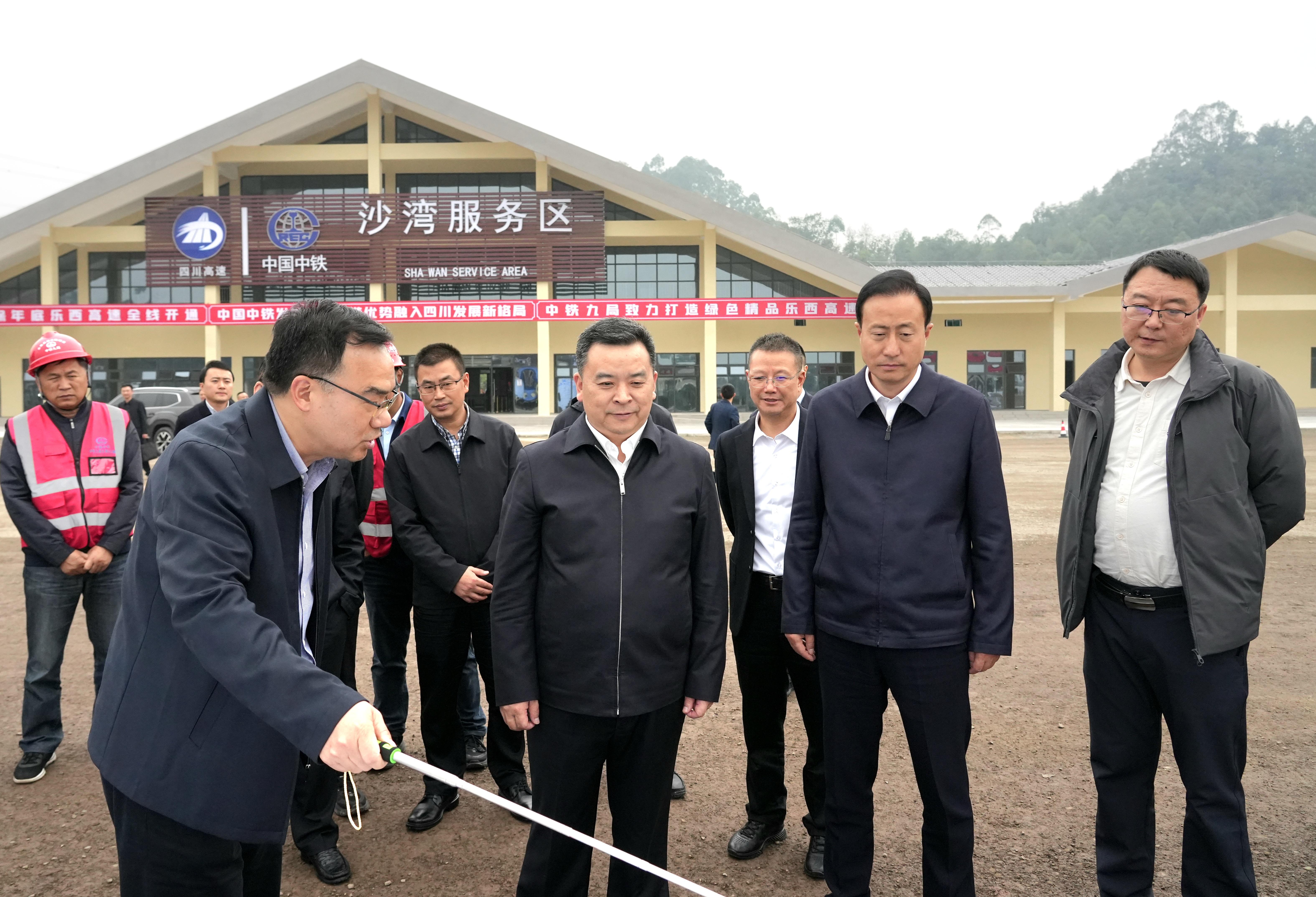 在省道215线安谷互通、乐西高速沙湾服务区调研.jpg