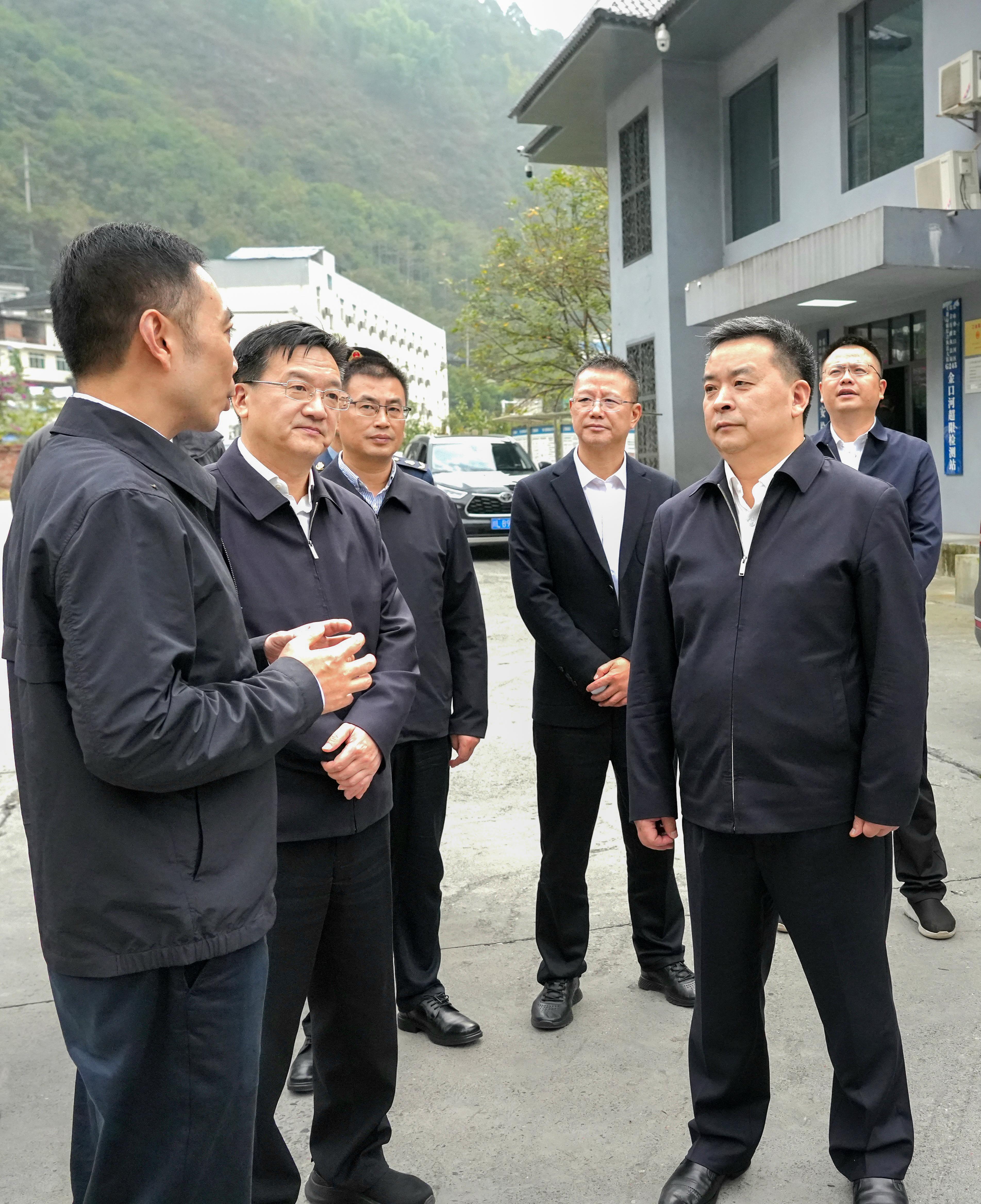 在金口河区超限检测站调研.jpg