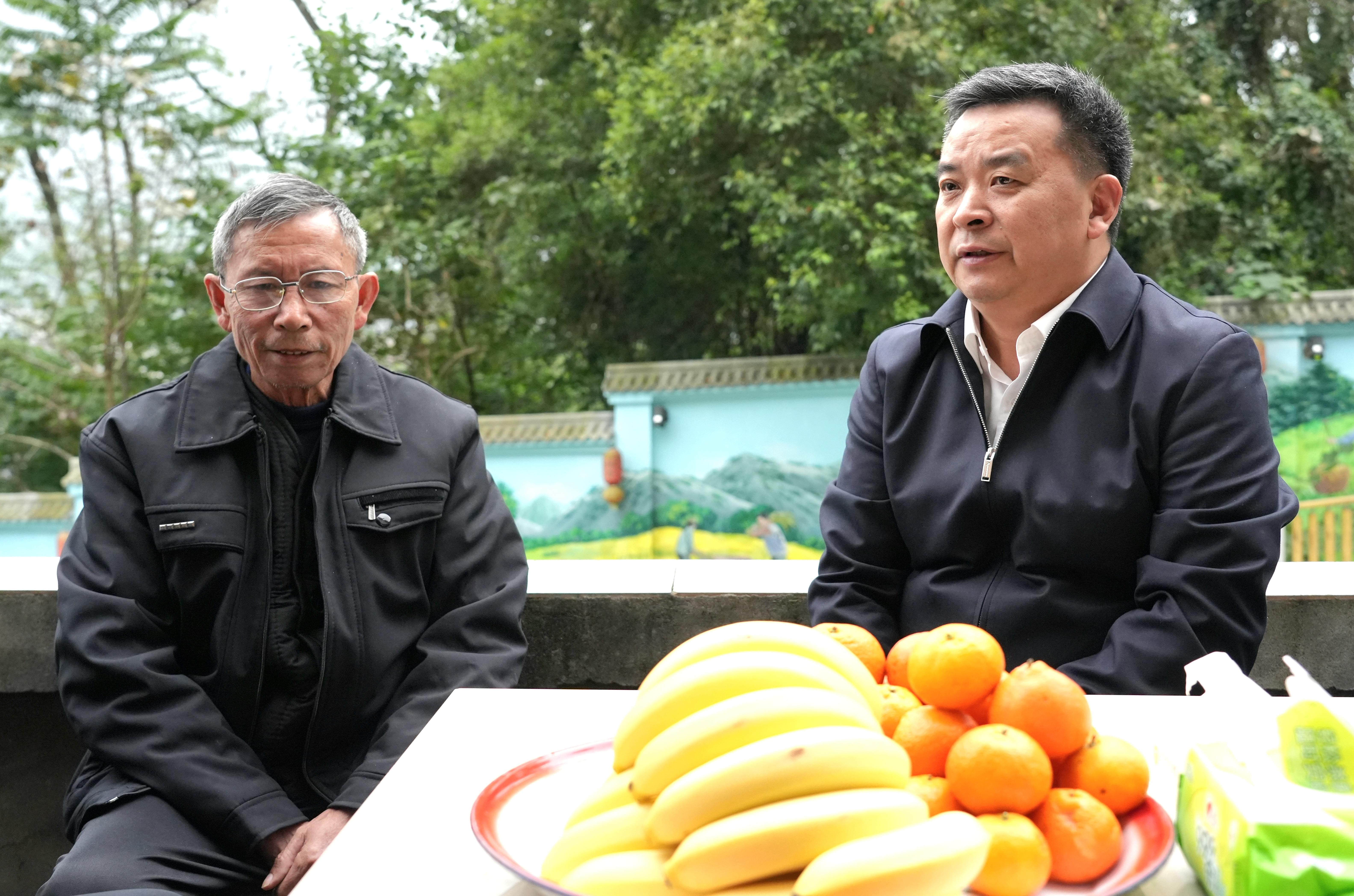 在金口河区永和镇看望慰问困难群众.jpg