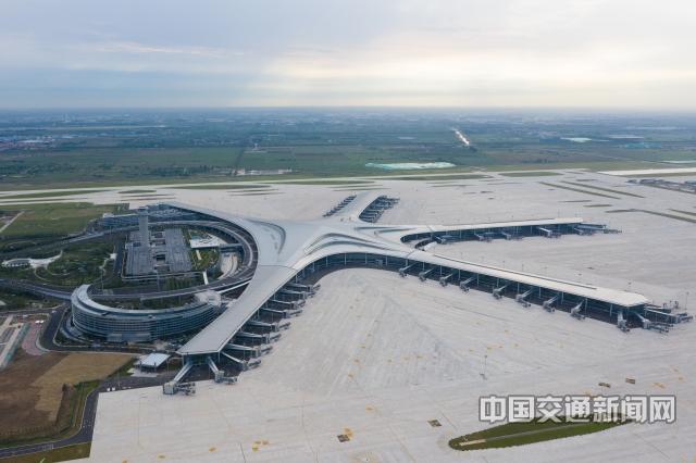 青岛胶东国际机场投运,可抗16级大风__中国交通新闻网
