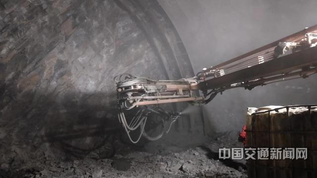 南峪隧道机械臂喷射混凝土作业.jpg