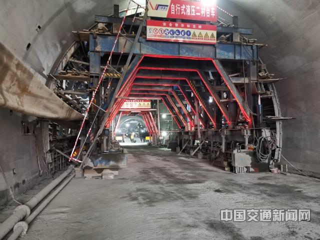 万泰公司南峪项目南峪隧道采用自行式液压二衬台车施工.jpg