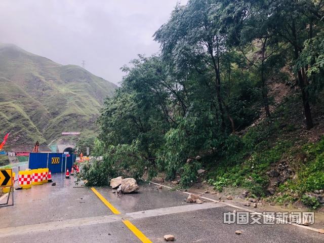 2020年8月南峪至大川路段山体滑坡.jpg