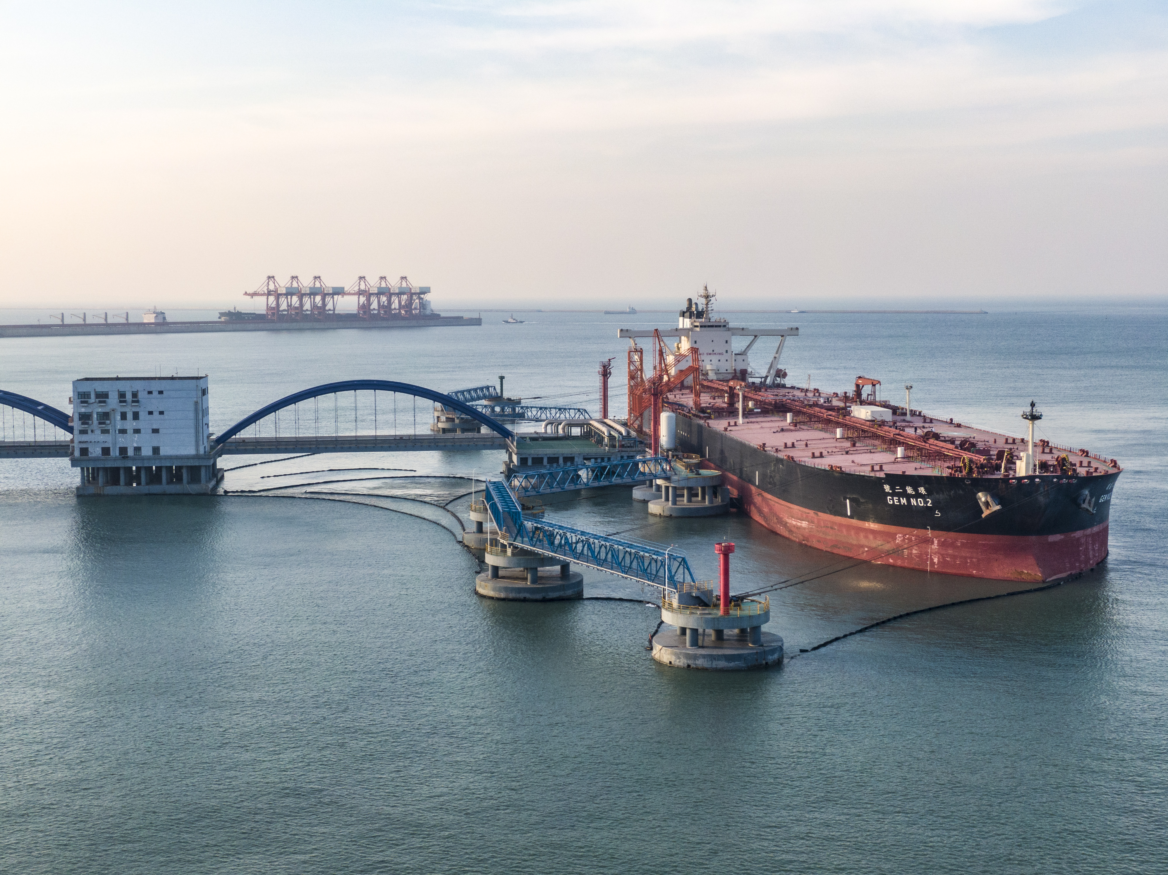 烟台港担当一体化发展的重要北翼,形成了以芝罘湾港区,西港区,龙口