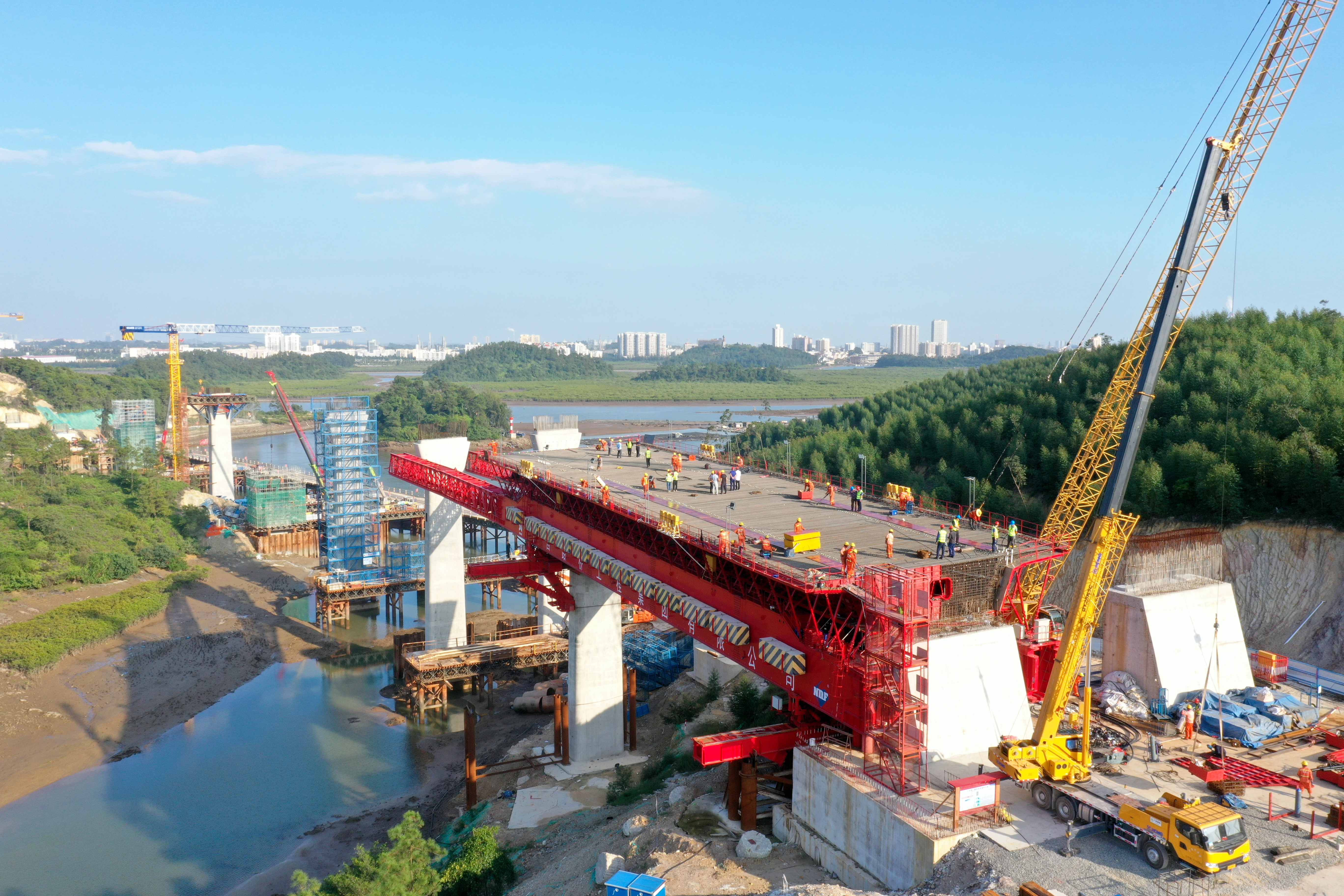 大幅降低箱梁制造成本;两大优势相比于传统施工方法,移动模架