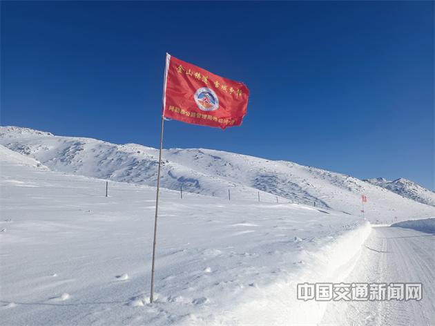 新疆雪季里g219线山区路段上独特的旗帜风景线