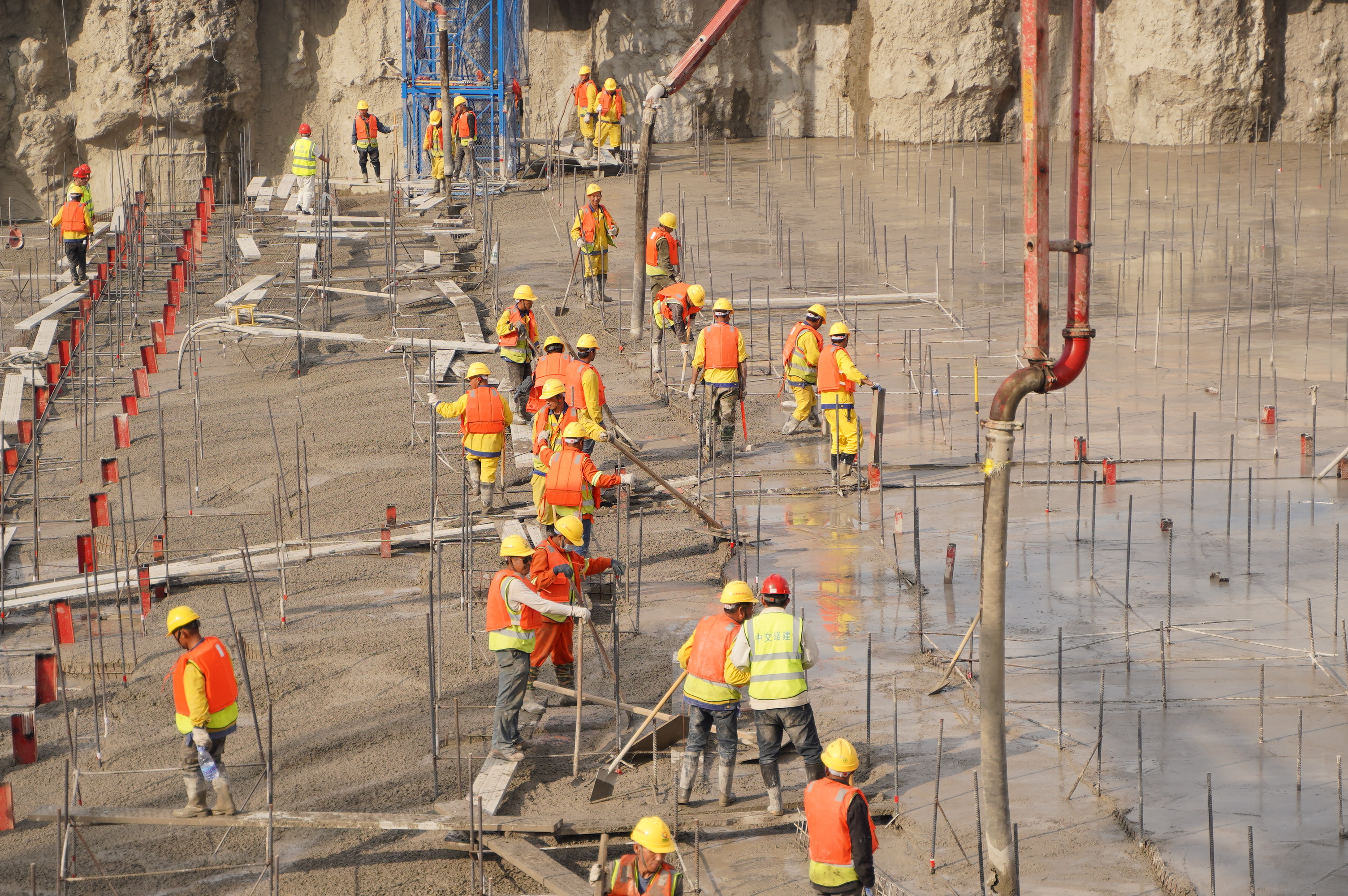 广西86小时586万方龙门大桥再次刷新海中桥梁混凝土浇筑世界纪录