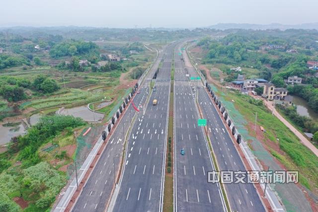 泸州二环路高新区段搭起四梁八柱