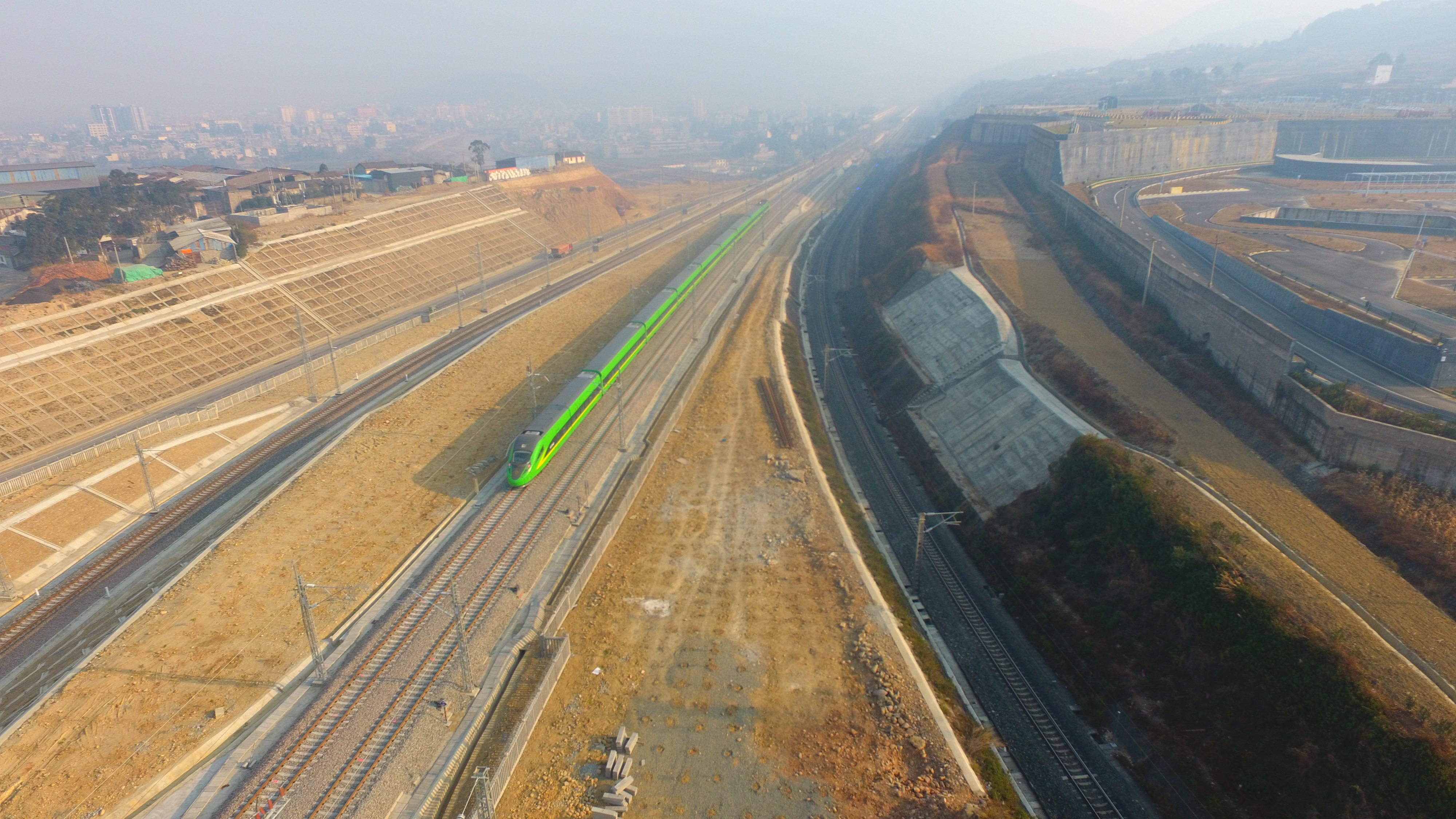 成昆铁路扩能改造工程冕宁至米易段开通运营侧记