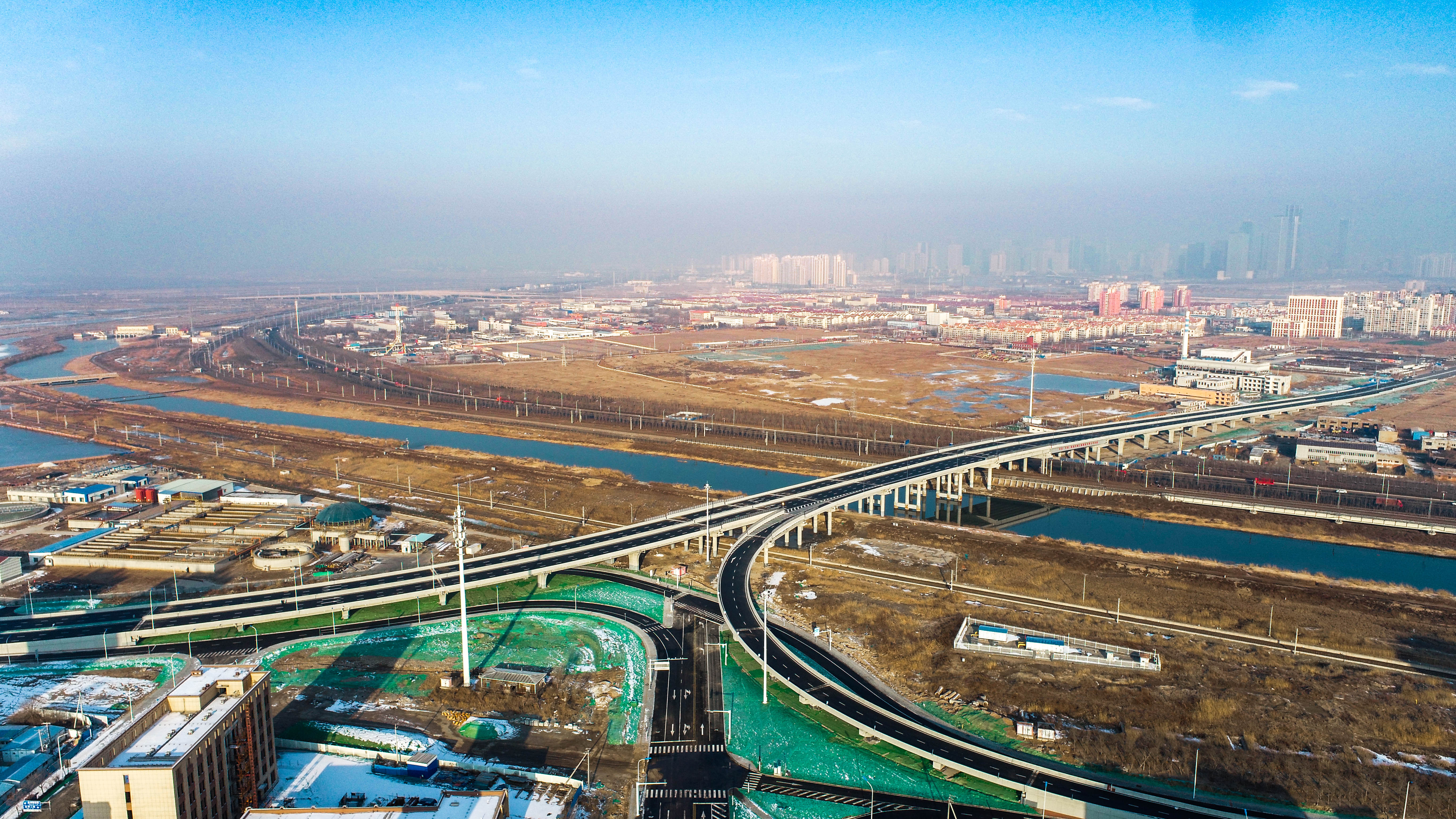 据了解,"银河桥"北起中心商务区杉桦道,跨越津沽一线,南疆铁路,大沽