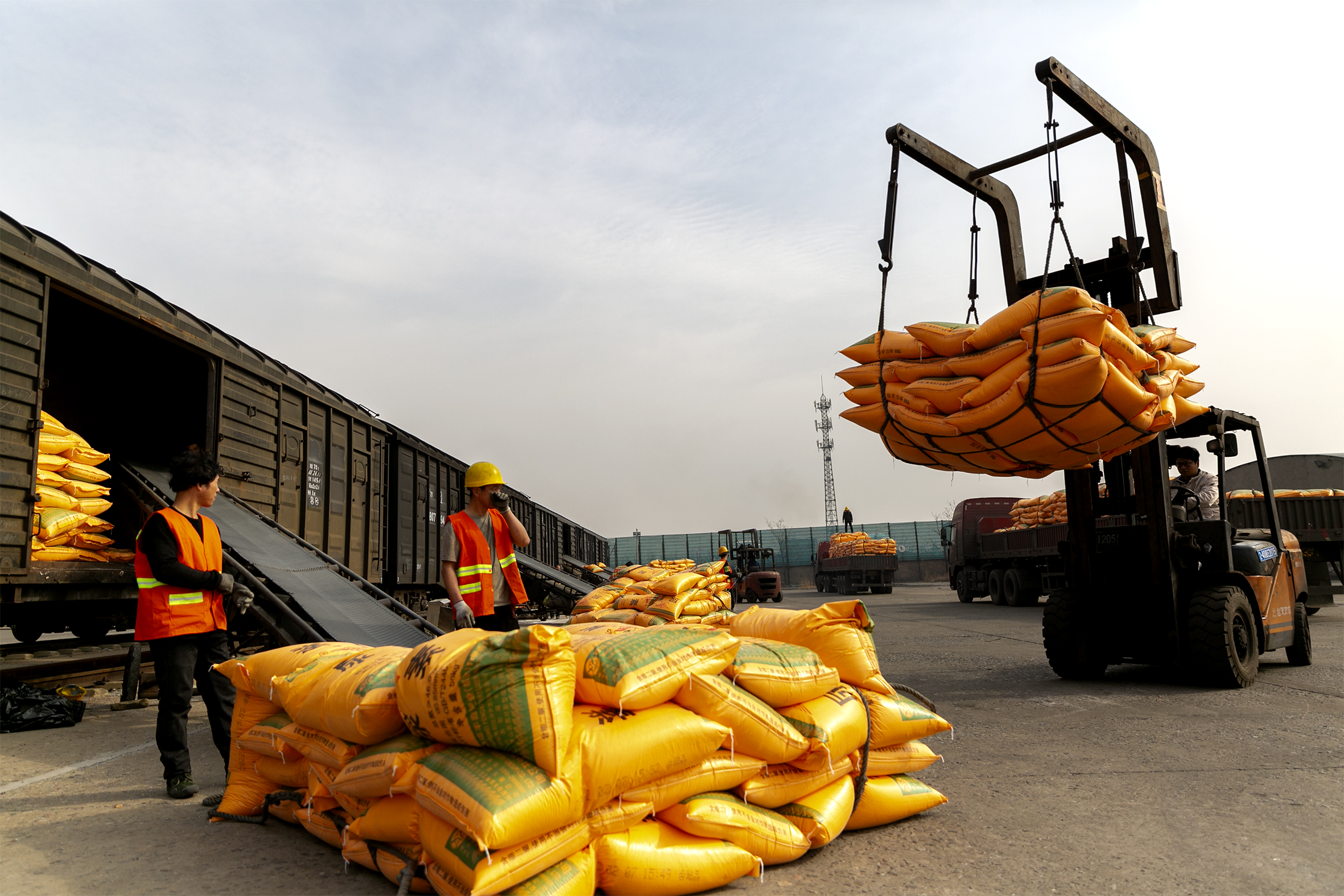 山西运城抢运化肥助春耕