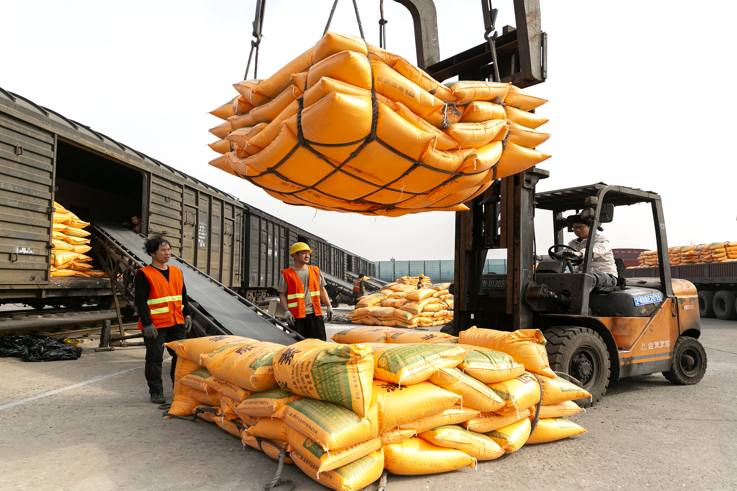 山西运城抢运化肥助春耕