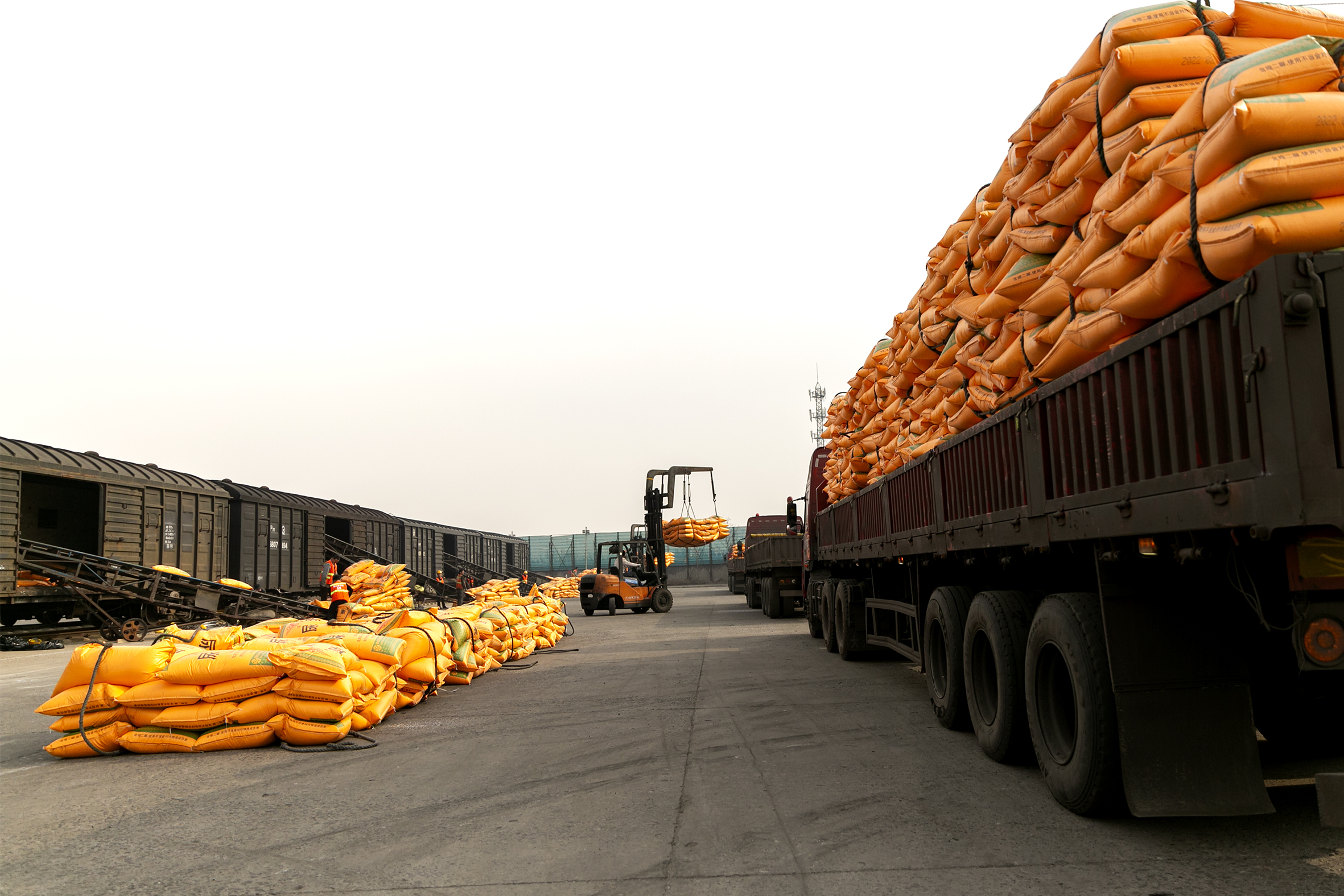 山西运城抢运化肥助春耕