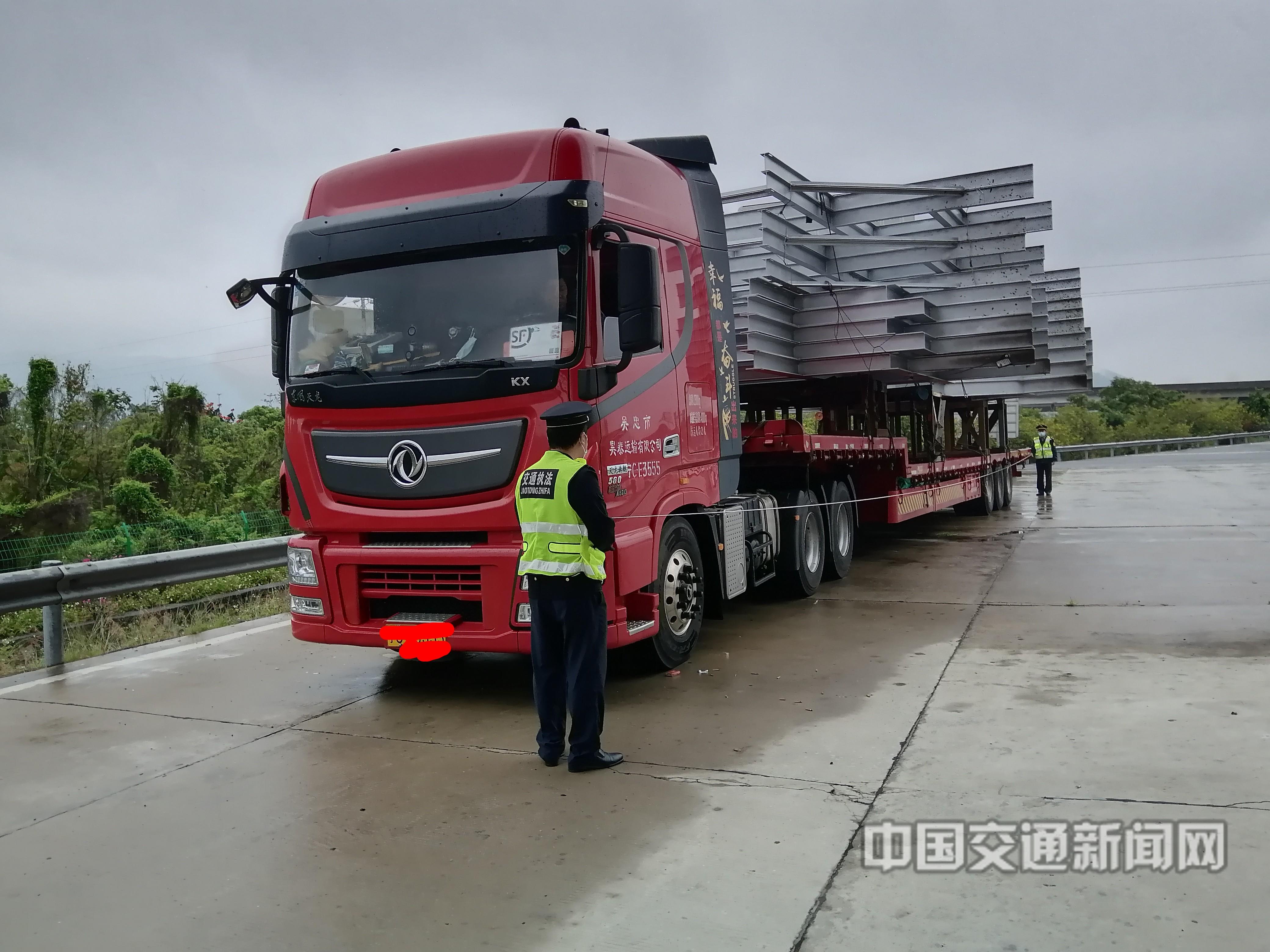 高速打假伪造超限运输许可通行证该罚