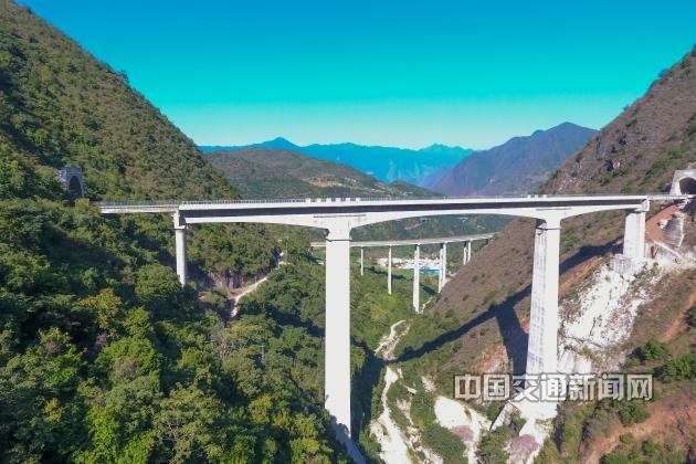 大瑞铁路最大隧道群贯通