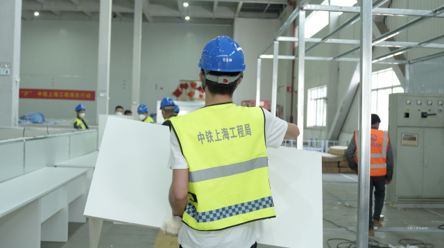 图为施工作业人员正在安装 章笑驰摄.png