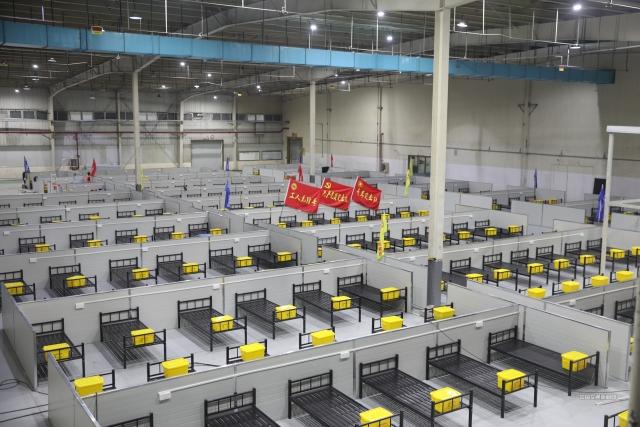 图为安装完成摆放整齐的床铺，等待验收移交  章笑驰摄.jpg