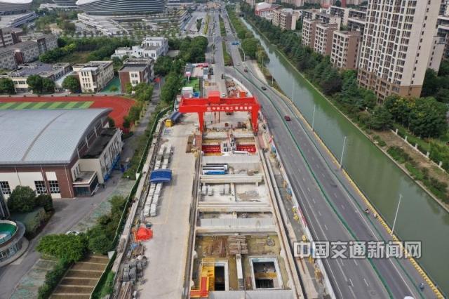 随着苏州地铁6号线10标苏胜路站首幅地下连续墙顺利入槽，标志着该站正式进入主体施工阶段.jpg