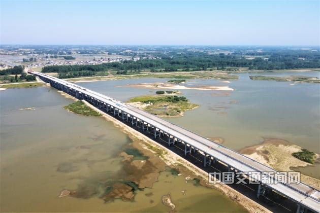 安徽325省道淠河特大桥全桥贯通