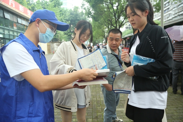 为梦护航 中交一公局万州环线项目"蓝马甲"开展爱心助考活动__中国