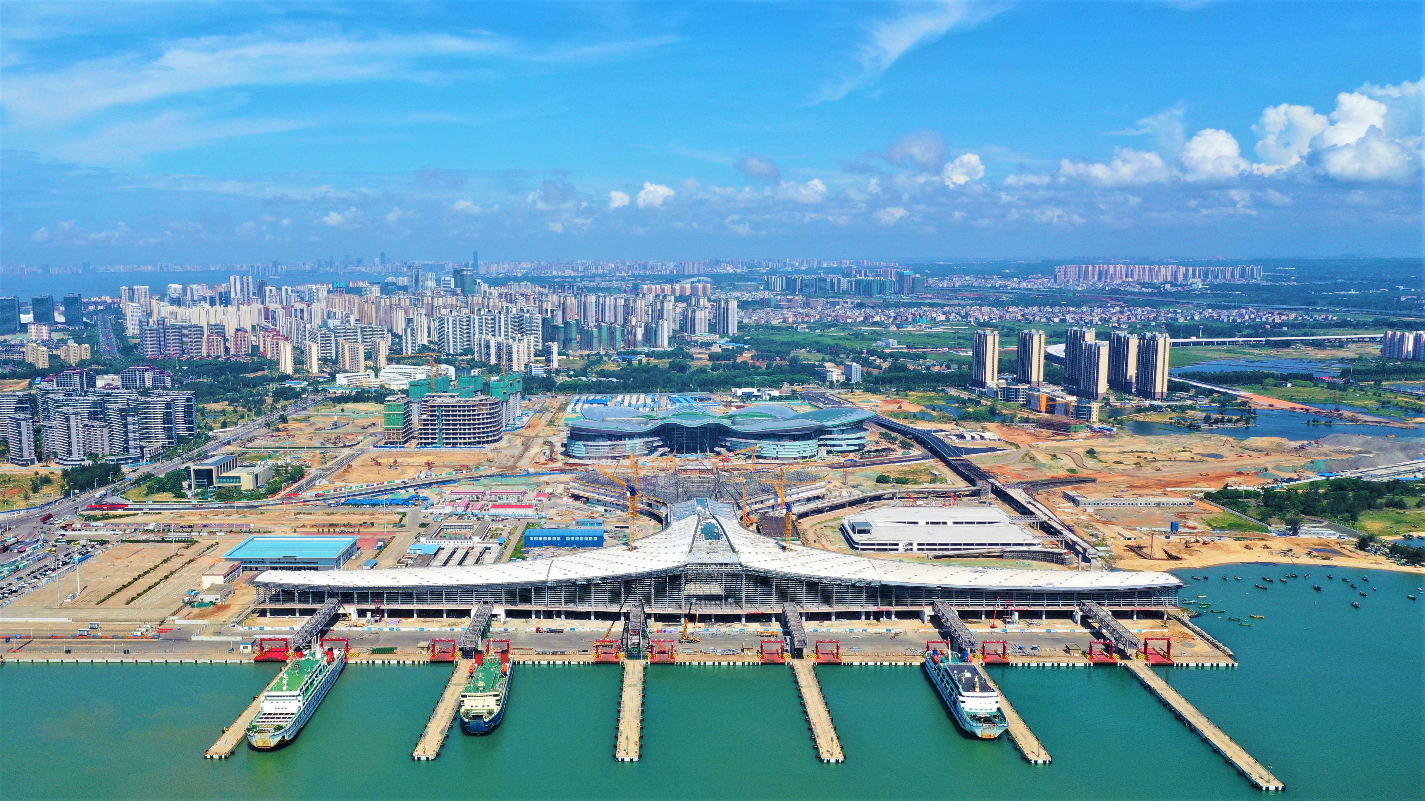 海南自贸港海口新海滚装码头客运综合枢纽项目主体结构完成