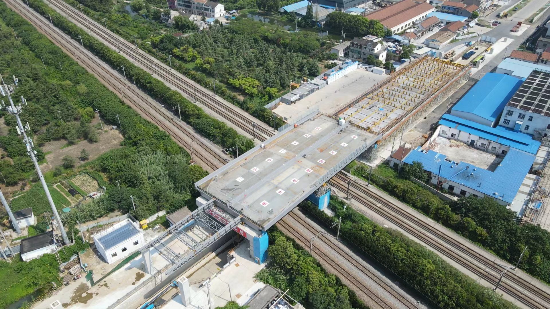 全国首例自锁式夹轨器顶推钢箱梁精准就位__中国交通新闻网