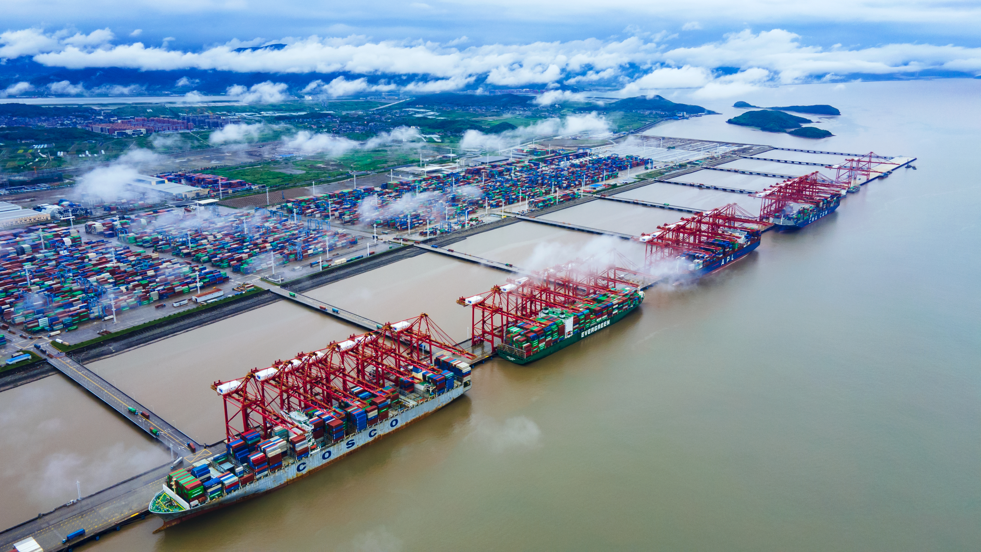 汤健凯 摄"硬核力量 浙港风采"截至7月24日,浙江宁波舟山港(如图)集装