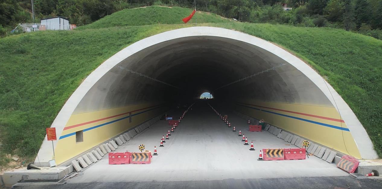 江西省首座单洞四车道隧道晓沅隧道主体工程顺利完成__中国交通新闻网