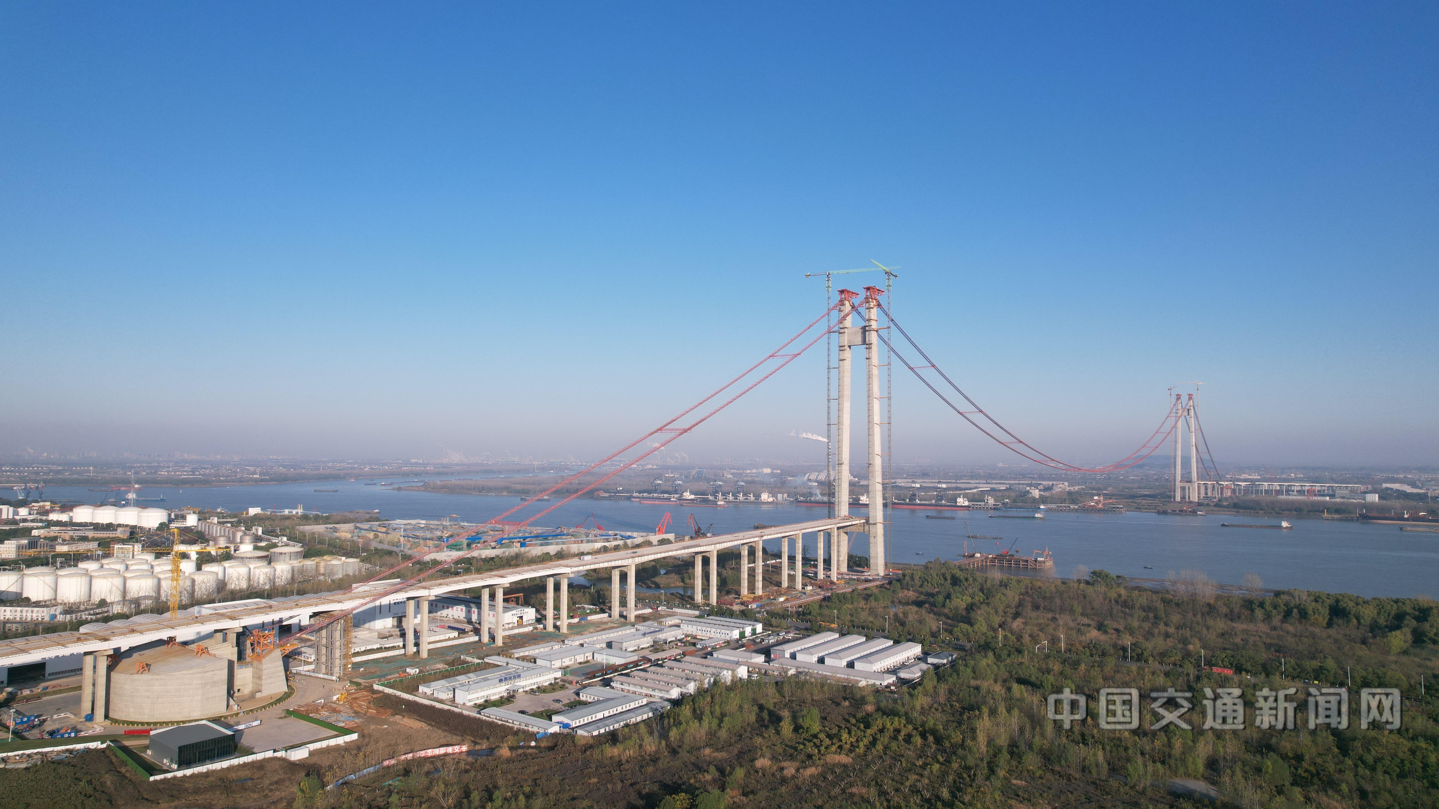 结构猫道实现全线贯通,并完成猫道防护系统安装,大桥空中通道搭设完成